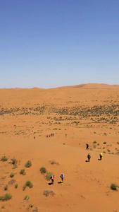 航拍在沙漠中徒步旅行的人生命力视频