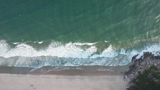 大海海浪沙滩风景航拍视频