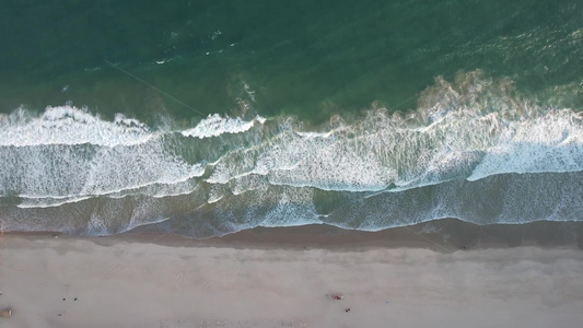 大海海浪沙滩风景航拍视频