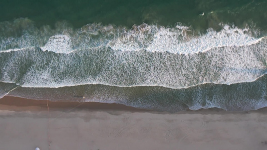 大海海浪沙滩风景航拍视频