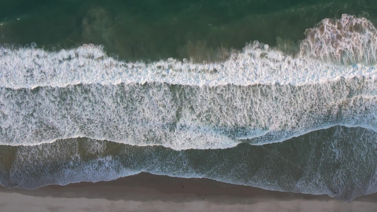 大海海浪沙滩风景航拍视频