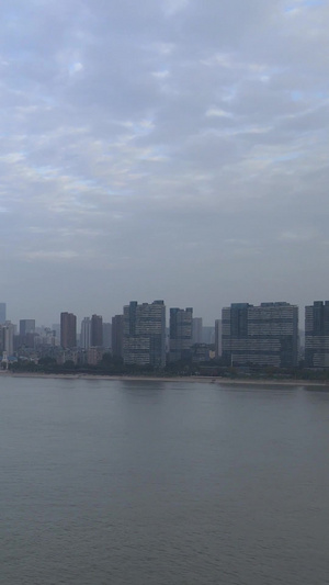 航拍长江中物流运输交通的货轮航运素材长江素材29秒视频