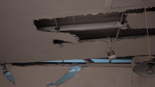 地震损毁坍塌破烂的房屋视频
