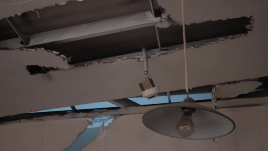 地震损毁坍塌破烂的房屋视频