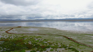 航拍甘肃甘南高原湖泊尕海湖景区视频101秒视频