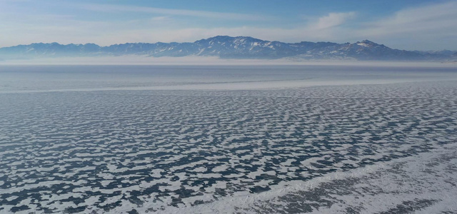 航拍冬季赛里木湖冰面视频