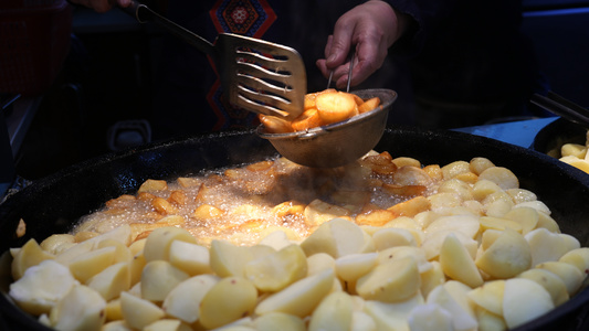 城市节日街头美食小吃烹饪油炸食品4k素材视频