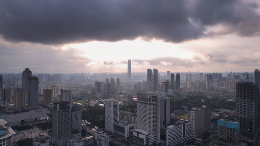 航拍风光城市乌云笼罩下的夕阳阳光晚霞天空城市天际线素材视频