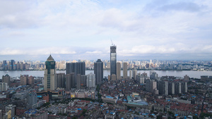 航拍城市风光暴雨过后碧空如洗干净的天空蓝天白云城市地标建筑素材48秒视频