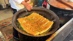 湖北地方民间特色小吃早餐美食三鲜豆皮制作过程4k素材51秒视频