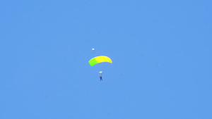 海边蓝天高空滑翔伞跳伞飞翔10秒视频