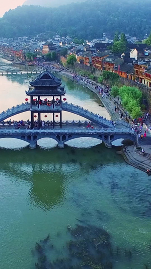 清晨凤凰古城风雨桥航拍古建筑10秒视频