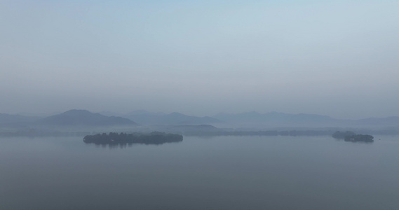 晨雾笼罩下的杭州西湖水墨画般宛如仙境视频