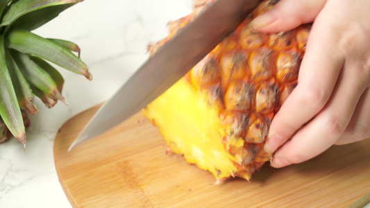 切菠萝削菠萝皮视频