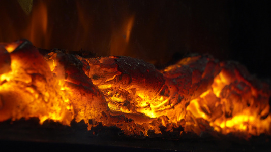 燃烧的炭火炉火木炭烧烤 视频