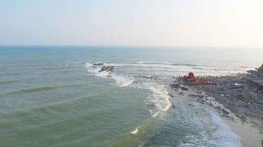 北海海滩海浪拍打礁石视频