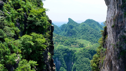 航拍近看大山峭壁穿越峡谷视角优美的自然风景[陡壁]视频