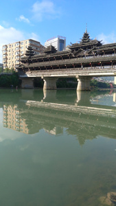 蓝天白云下的湖北省恩施州宣恩县侗族风雨桥视频