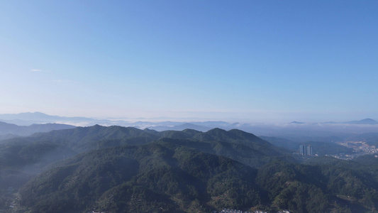 4K航拍大自然高山山间云雾缭绕视频