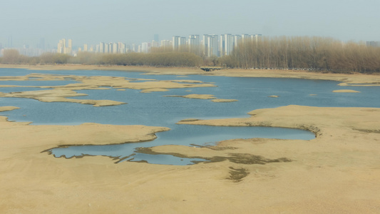 河流干涸冬季城市枯水期河床沈阳浑河视频