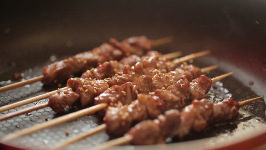 平底锅烤羊肉串 视频