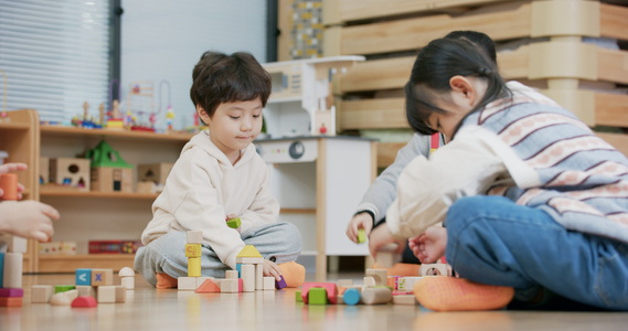 8K幼儿园小朋友们坐在地上玩积木视频