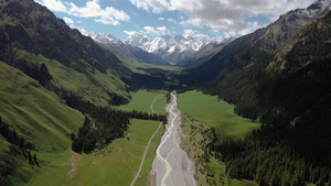 伊犁昭苏4A景区夏塔森林公园雪山下的夏塔古道航拍视频58秒视频