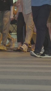 城市街头繁华街道斑马线上络绎不绝的行人脚步素材行人素材视频
