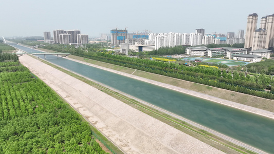 沿河农田及城区航拍画面视频