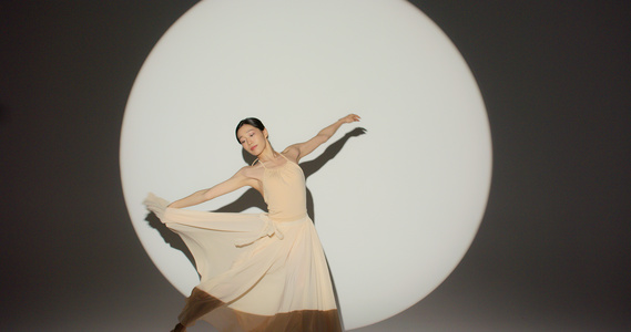 8K 聚光灯下跳舞的舞蹈女演员视频