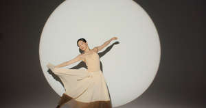 8K 聚光灯下跳舞的舞蹈女演员87秒视频