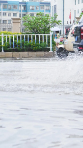 拍摄雨季路面积水车辆行驶城市积水视频