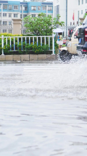 拍摄雨季路面积水车辆行驶城市积水37秒视频