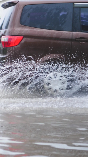 拍摄雨季路面积水车辆行驶城市积水37秒视频