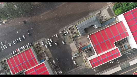 4K航拍广州天河中心体育馆下雨实拍[区为]视频