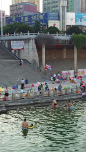航拍衡阳湘江边夏季游泳玩水的人视频