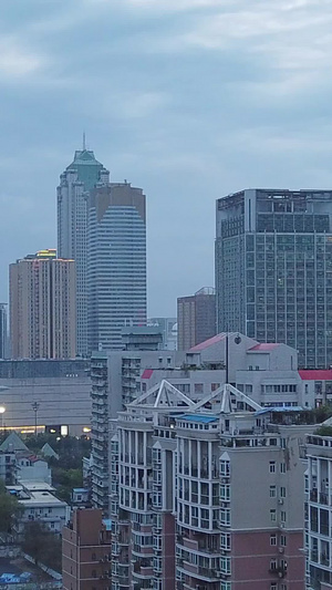 城市夜景延时摄影阴雨天气快速流动的云18秒视频