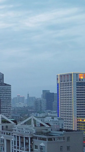 城市夜景延时摄影阴雨天气快速流动的云视频