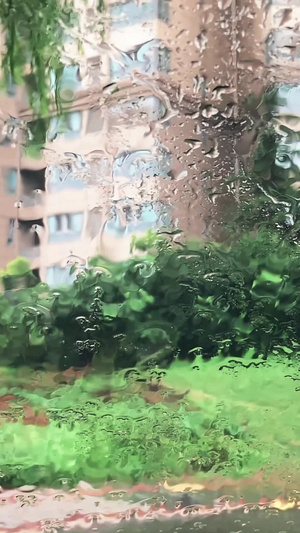 实拍雨水打在车前窗玻璃雨刮器刮水下雨天24秒视频