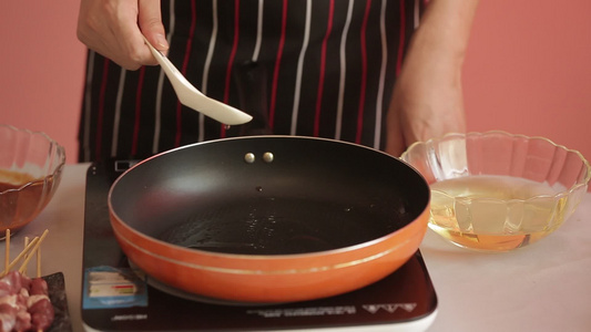 平底锅烤羊肉串 视频