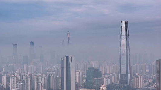 航拍深圳地标建筑与平流雾视频