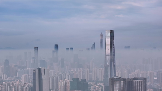 航拍深圳地标建筑与平流雾视频