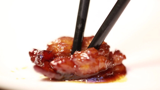 筷子夹起一块多汁鸡肉视频