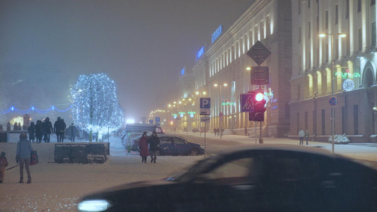 寒冬大雪天气圣诞节街头闪烁着霓虹灯视频