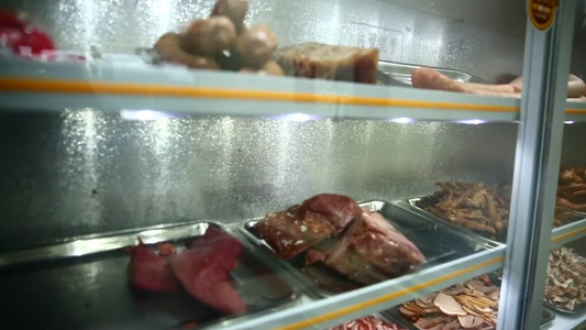 冷柜卖各种香肠火腿肉肠视频