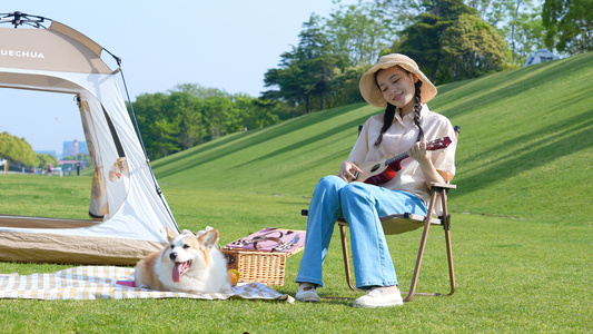 年轻女孩和狗在户外郊游视频