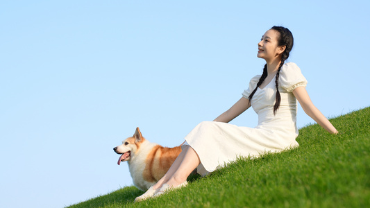 白色长裙女孩和狗狗在户外视频