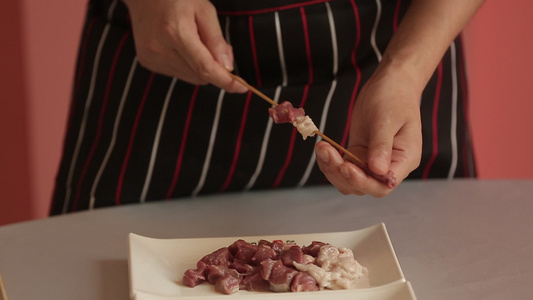 切羊肉穿羊肉串 [串烤]视频