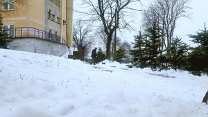 寒潮雨雪过后小区社区清除人行道路积雪10秒视频