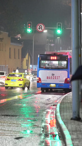 冬日雨夜中等待做公交车的职场上班人公共交通视频